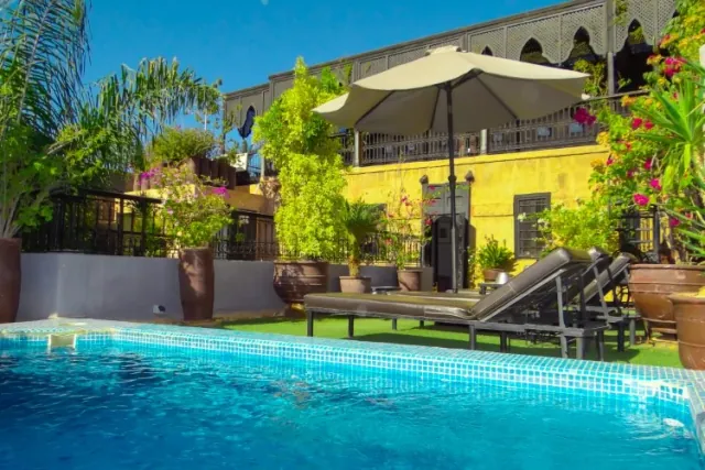 Bassin et terrasse ensoleillée du Riad Terra Bahia